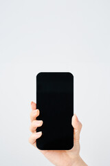 スマートフォンを持つ女性の手元