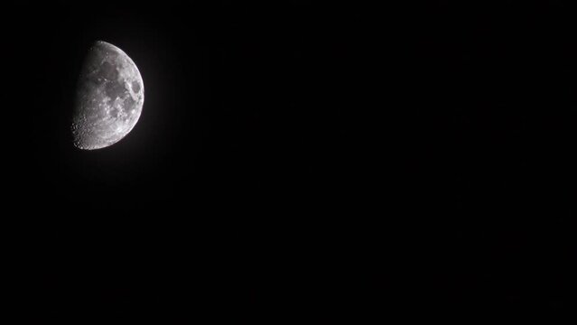 Croissant de lune brillante qui bouge dans la nuit noire en timelapse