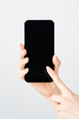スマートフォンを操作する女性の手元