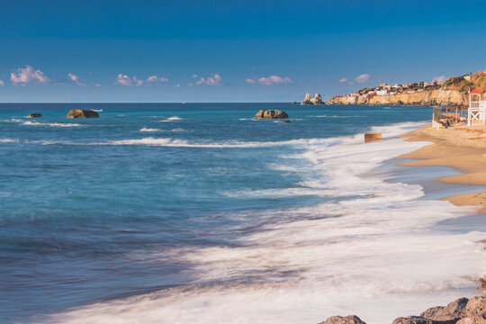 Il mare d'inverno. Spiaggia di Citara in una fredda giornata d'inverno col cielo limpido e il mare agitato. Onde alte e spuma bianca. Mare azzurro. Cielo limpido.  Isola di Ischia. Italia
