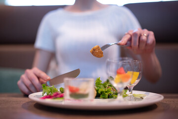 沢山の野菜を食べる女性の手元