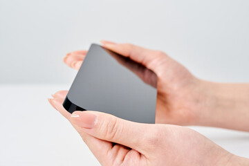 スマートフォンを持つ女性の手元