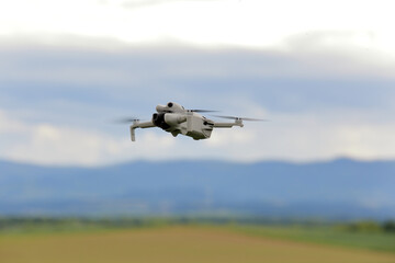 Dron w powietrzu, w locie na tle zieleni, wzgórza, gór.  © Stanisław Błachowicz