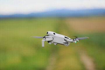 Dron w powietrzu, w locie na tle zieleni, wzgórza, gór.  © Stanisław Błachowicz