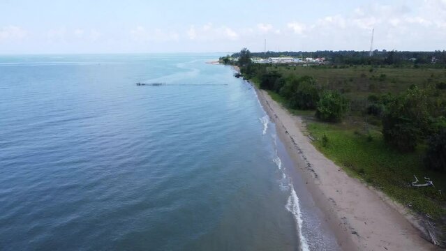 The view of the coastline with white sand is a nice place to relax