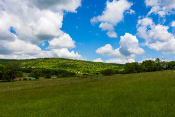 Paysage bucolique du Couserans, à Tourtouse, en Ariège