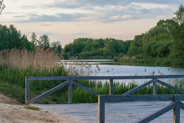 Naklejka premium wooden bridge over the river