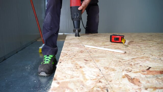 A reciprocating saw is a very precise tool. The blade does not lead when sawing, like the blade of a jigsaw, so the cut is always smooth. A reciprocating saw is a good assistant in construction; it ca