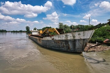 Barca al lavoro sul fiume Po