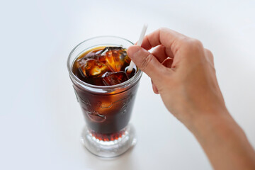 アイスコーヒーを飲む_手