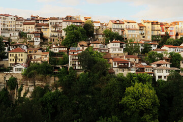 Obraz premium Beautiful view onto one of the neighborhoods of the old town of Veliko Tarnovo, rising above a dense forest, Veliko Tarnovo, Bulgaria