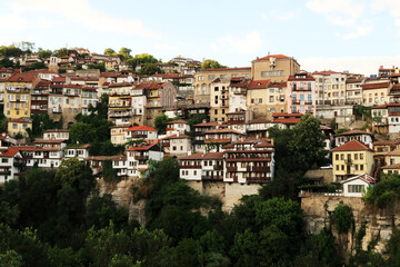 Obraz premium Picturesque view onto one of the neighborhoods of the old town of Veliko Tarnovo, rising above a dense forest, Veliko Tarnovo, Bulgaria