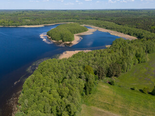 Jezioro z lotu ptaka. Krajobraz pojezierza. Lasy © hunter76