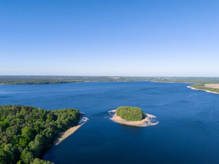 Jezioro z lotu ptaka. Krajobraz pojezierza. Lasy © hunter76