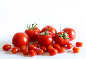 Un gruppo di pomodori freschi isolati su sfondo bianco. Cibo sano e vegetariano. Copia spazio.