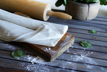 Pasta fillo cruda su un tavolo di legno rustico. Pasta filo sottile per cuocere al forno, per...