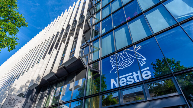 Issy-les-Moulineaux, France - 18 mai 2024: Fa&ccedil;ade du si&egrave;ge social fran&ccedil;ais de Nestl&eacute;. Nestl&eacute; est une compagnie multinationale suisse sp&eacute;cialis&eacute;e dans l'industrie agroalimentaire et les boissons