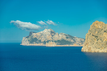 Abendwanderung zum Puig de I'Águila vor den Toren der Bucht von Cala Sant Vicenç auf der Balearen...