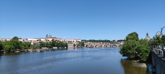Moldau mit Burg in Prag