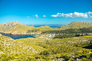 Abendwanderung zum Puig de I'Águila vor den Toren der Bucht von Cala Sant Vicenç auf der Balearen...