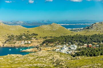 Fototapeta premium Abendwanderung zum Puig de I'Águila vor den Toren der Bucht von Cala Sant Vicenç auf der Balearen Insel Mallorca - Spanien