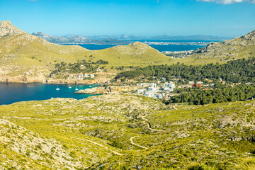 Abendwanderung zum Puig de I'Águila vor den Toren der Bucht von Cala Sant Vicenç auf der Balearen...