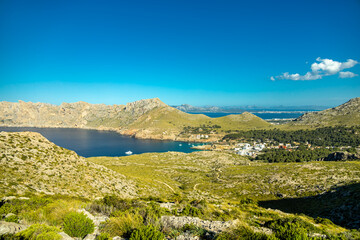 Abendwanderung zum Puig de I'Águila vor den Toren der Bucht von Cala Sant Vicenç auf der Balearen...