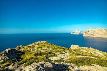 Abendwanderung zum Puig de I'Águila vor den Toren der Bucht von Cala Sant Vicenç auf der Balearen...