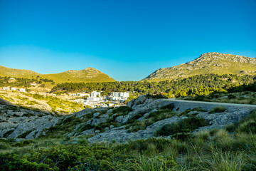 Abendwanderung zum Puig de I'Águila vor den Toren der Bucht von Cala Sant Vicenç auf der Balearen...