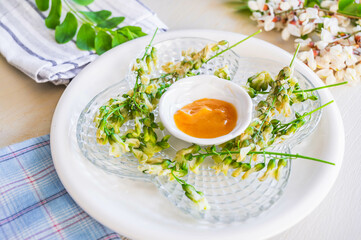 酢味噌で食べるニセアカシア