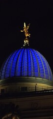 Blau beleuchtete Kunstakademie in Dresden