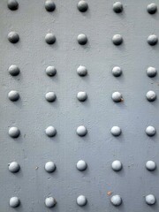 Nieten auf Stahlplatte