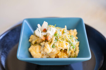 ニセアカシアの卵とじ