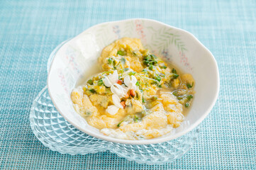 ニセアカシア出汁多めの卵とじ