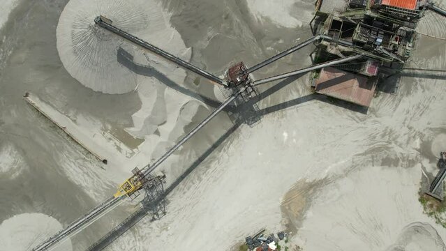 Lavoro in cava di sabbia
