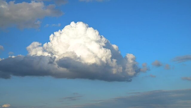 one single cumulus cloud developing with vertical thermal wind