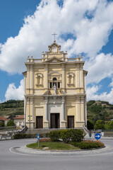 Obraz premium Yellow church, Santo Stefano Belbo