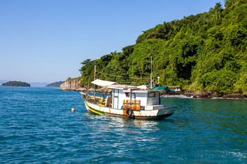 Barco turístico em Paraty, Rio de Janeiro. Brasil