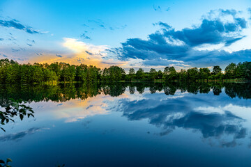 abenddämmerung am baarer weiher mit spiegelung im Wasser, see, bäume, 