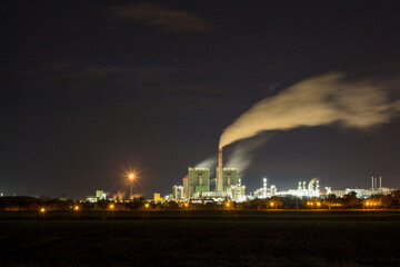 Fabrik in der Nacht