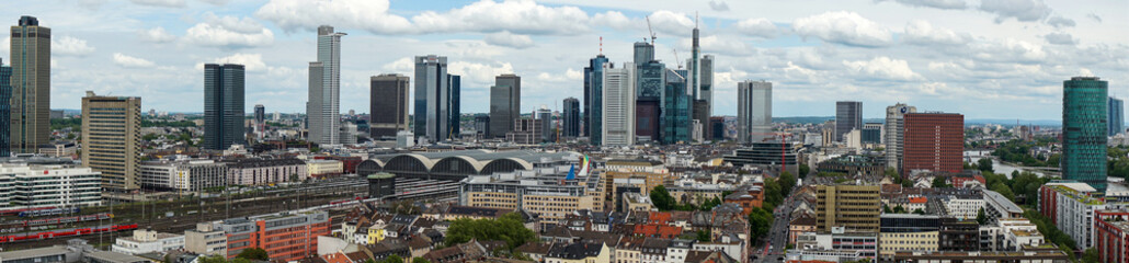 Fototapeta premium Blick auf die Skyline von Frankfurt von Westen