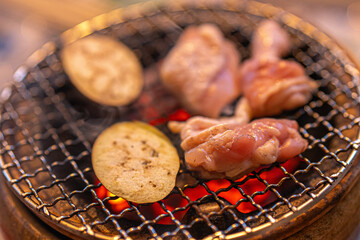 炭火で焼く鶏肉　BBQ　バーベキュー