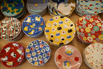 日本の東京、浅草のお土産のカラフルな小皿