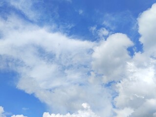 Obraz premium White clouds and blue sky. The view of the clouds and sky is clear and calming 