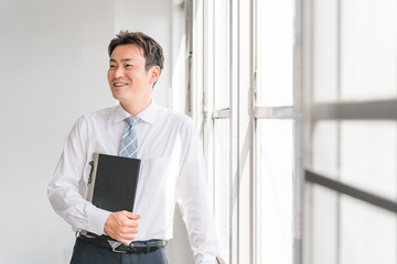 教室にいる日本人男子講師（先生・教師・笑顔）
