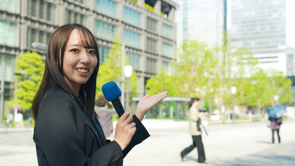 街頭レポートをするレポーター女性