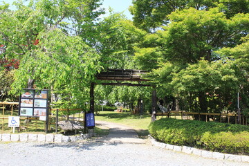 醬油と味噌製造のヤマキ醸造　直売所麴庵の日本庭園入り口