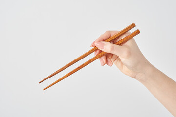 箸を持つ女性の手元
