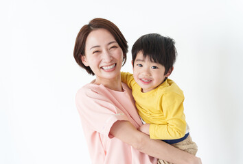 子供を抱っこする笑顔の小児科看護士