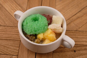 Angsle or wedang angsle is a typical East Javanese food that resembles kolak. The filling is green beans, cassava tapai, white bread, peanuts, with coconut milk sauce.